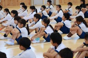 児童会の発表を聞く全校児童の様子です