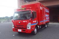 資機材搬送車を斜めから見た写真です。