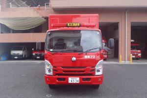 資機材搬送車を正面から撮影したものです。