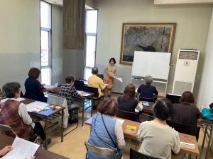 この写真は図書館のイベントの様子です。