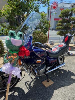 この写真はめくるくんと紫のバイクです。