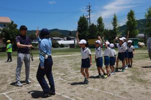 横断の練習をする様子です