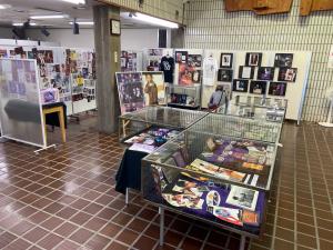 この写真は図書館の展示室です。