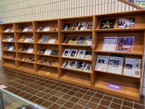 この写真は展示室の棚です。