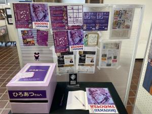 この写真はプリンス展に置いてある机とつい立てです。