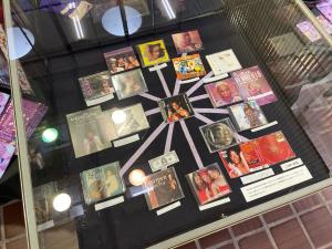 この写真はプリンス展で紹介しているＣＤなどです。