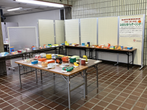 この写真は塩津中2年生美術パッケージデザインの展示です。