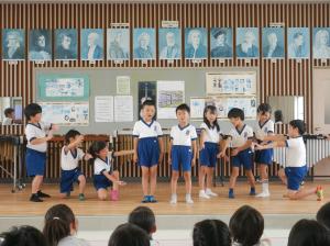 １年生が校歌を歌っている様子です