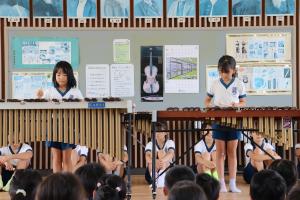 ４年生の木琴演奏の様子です