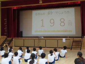 保健委員会の児童によるけがの回数報告の様子です