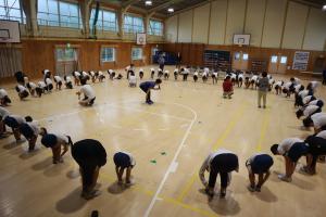 講師の先生に教えていただきながら準備体操の体験をしている様子です