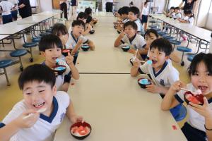 かき氷を楽しく食べている様子です