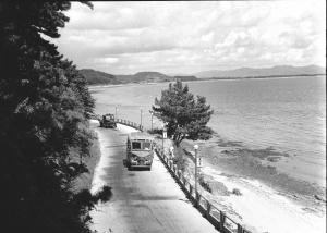 星越海岸を走るバス（昭和２７年４月）の写真