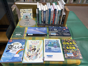 この写真は軽読書コーナーの特集の様子です。