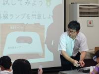 この画像は、虹色の宝石を作ろうのイベントの写真です。