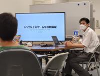 この画像はパソコン上のゲームを自動操縦のイベントの様子の写真です。