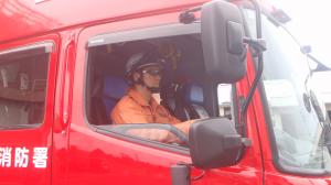 サングラスを着用し消防車両を運転している救助隊員