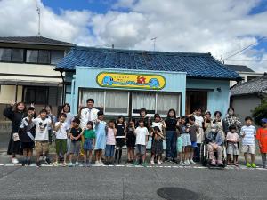 看板の前