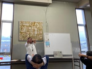 この写真は体操をしているところです。