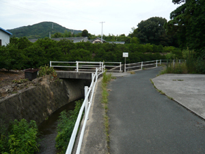 南方向から見たところ 手前を流れるのが兼京（かねきょう）川