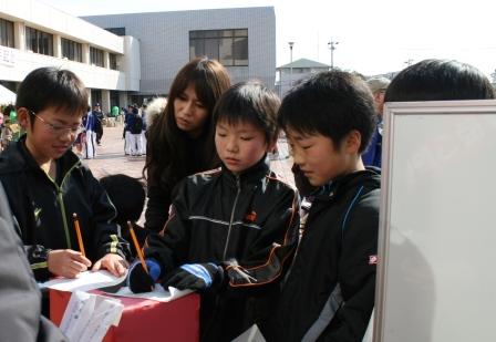 アイディアを考える小学生