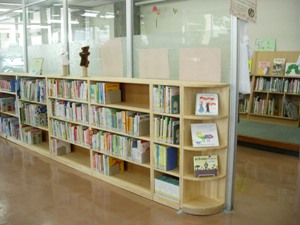 児童室　新しい書架