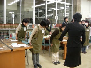 図書館マナー研修の様子