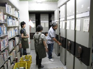 図書館探検ツアー　奥の閉架書架（本の倉庫）