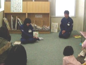 職場体験　絵本の読み聞かせ