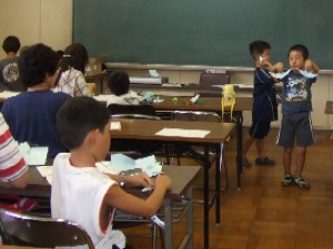 夏休み教室「紙ひこうきをつくろう！」