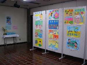 水道週間ポスター展の様子