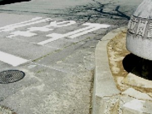 図書館駐車場出口の写真