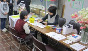 鵜飼U子さんの似顔絵イベントの様子