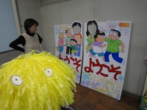 作品をながめる鵜飼Ｕ子さんともじゃもじゃおばけ