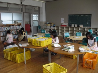 大塚小学校図書室整理の様子
