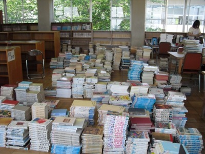 塩津中学校図書室整理の様子