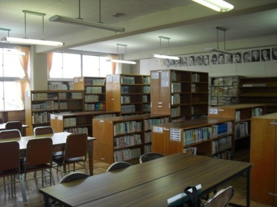 塩津中学校図書室整理の様子