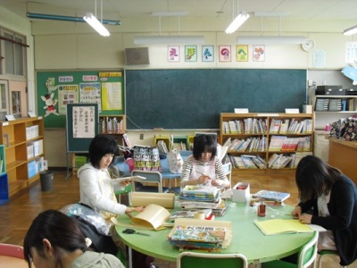 中央小学校図書室整理の様子