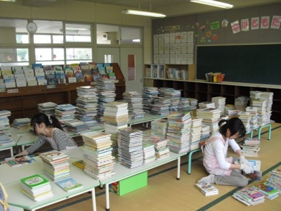 塩津小学校図書室整理の様子