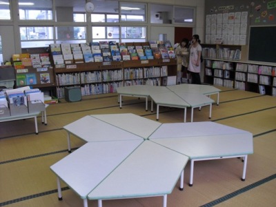 塩津小学校図書室整理の様子