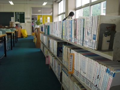 塩津小図書室整備作業の様子