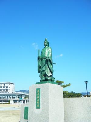 藤原俊成卿像 竹島橋のたもとに建てられています