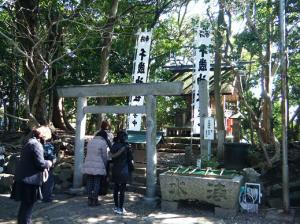 千歳神社と参拝客の画像