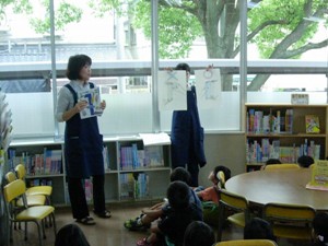 図書館見学の様子