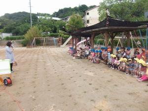園長先生の話を聞く子ども達