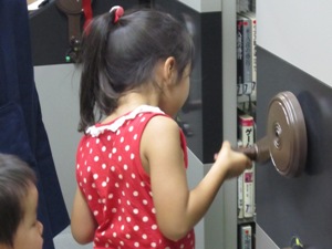 書庫の棚を動かしている様子です。