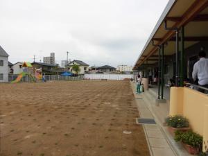 植え付けが終了した園庭の写真です。