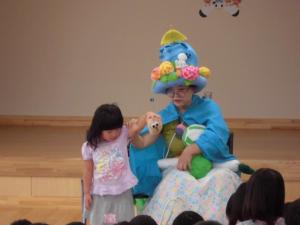 子供がじゃがいもを持っている写真です。