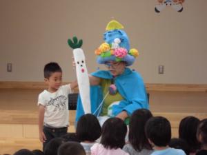 子供が大根を持っている写真です。