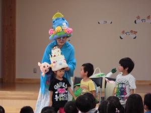 6月生まれの子がケーキの帽子をかぶっている写真です。